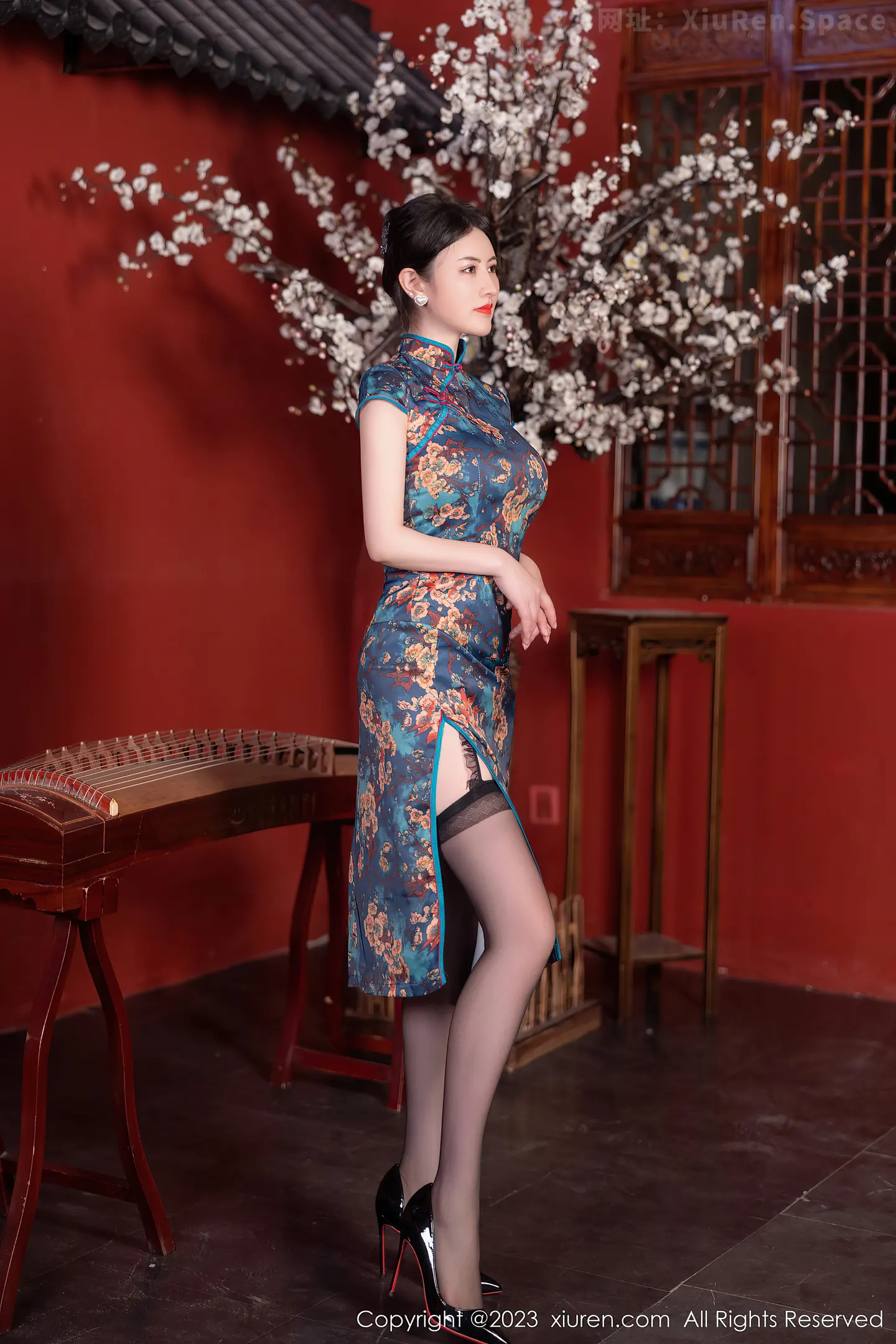 图片[4]-[XiuRen秀人网]VOL.7051 模特诗诗kiki脱蓝色图纹旗袍露黑色蕾丝内衣配黑丝吊袜诱惑写真82P-秀人网官方网站